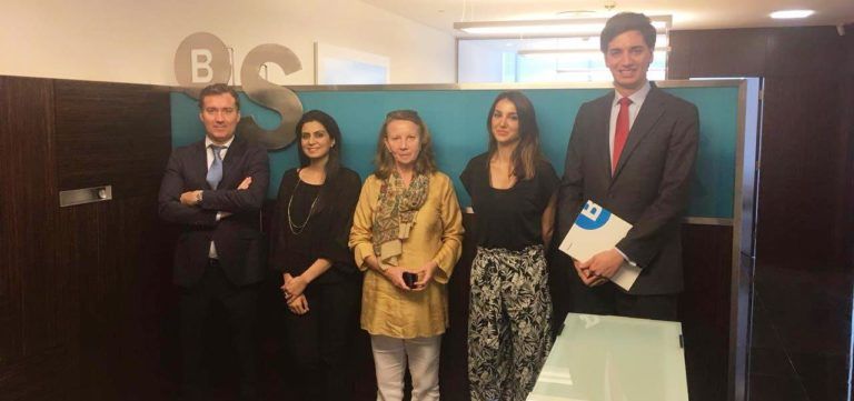 La delegación española en la sede de Banco Sabadell en Dubai